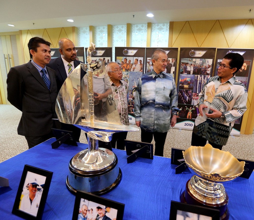Dato Wan Hisham walks Tun Abdullah Haji Ahmad Badawi the Monsoon Cup memory lane display while Tan Sri Sabbaruddin Chik, Abdul Shaheed Yusof and Ahmad Fathil Abdul Ghani look on - WMRT Monsoon Cup 2012 © Monsoon Cup Media . http://www.monsooncup.com.my